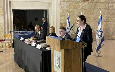 La présidente de la Cour Suprême Esther Hayut, à droite, et le ministre de la Justice Gideon Saar, deuxième à droite, lors d'une cérémonie le 6 décembre 2022. (Crédit : Autorité judiciaire israélienne)