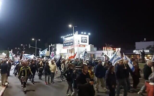 Capture d’écran de la vidéo d’une manifestation à Haïfa contre le futur gouvernement, le 24 décembre 2022. (Crédit : Twitter. Utilisé conformément à l’article 27a de la Loi sur les droits d’auteur) Capture d’écran de la vidéo d’une manifestation à Haïfa contre le futur gouvernement, le 24 décembre 2022. (Crédit : Twitter. Utilisé conformément à l’article 27a de la Loi sur les droits d’auteur)