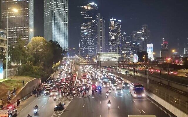 Des manifestants quittant l'autoroute Ayalon après avoir bloqué l'autoroute à Tel Aviv le 29 décembre 2022. (Autorisation)