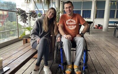 Roman et Katya Bashenko à l'hôpital Ichilov de Tel Aviv, le 30 novembre 2022. (Crédit : Inna Lazareva/Times of Israel) Roman et Katya Bashenko à l'hôpital Ichilov de Tel Aviv, le 30 novembre 2022. (Crédit : Inna Lazareva/Times of Israel)
