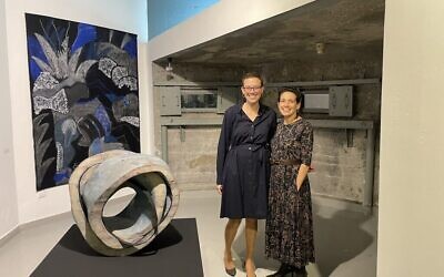 Les artistes Sarah Benninga (à gauche) et Rachel Rotenberg au Musée du Seam, pour la réouverture de 'Kravot', le 28 décembre 2022, exposition comprenant des images de nus qui avait été interdite. (Crédit : Jessica Steinberg/Times of Israël)