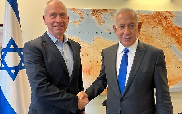 Le Premier ministre entrant Benjamin Netanyahu (à droite) avec le futur ministre de la Défense Yoav Galant, le 22 décembre 2022 (Likud) Le Premier ministre entrant Benjamin Netanyahu (à droite) avec le futur ministre de la Défense Yoav Galant, le 22 décembre 2022 (Likud)