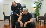 Le Premier ministre Yair Lapid se fait vacciner contre le COVID-19 à Tel Aviv, le 11 décembre 2022. (Crédit : Kobi Gideon / GPO)