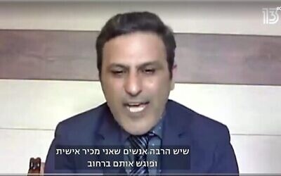 L’auteur iranien Mehdi Bahman, lors d'une interview avec la Treizième chaine israélienne en avril 2022. (Capture d'écran de la Treizième chaine, utilisée conformément à l’article 27a de la loi sur les droits d’auteur)