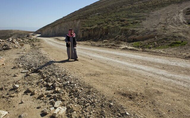 Un Palestinien sur une section de route qui vient d'être construite grâce aux financements de l'Union européenne aux abords de Taqoa, en Cisjordanie, le 16 janvier 2016. (Crédit : AP Photo/Nasser Nasser)