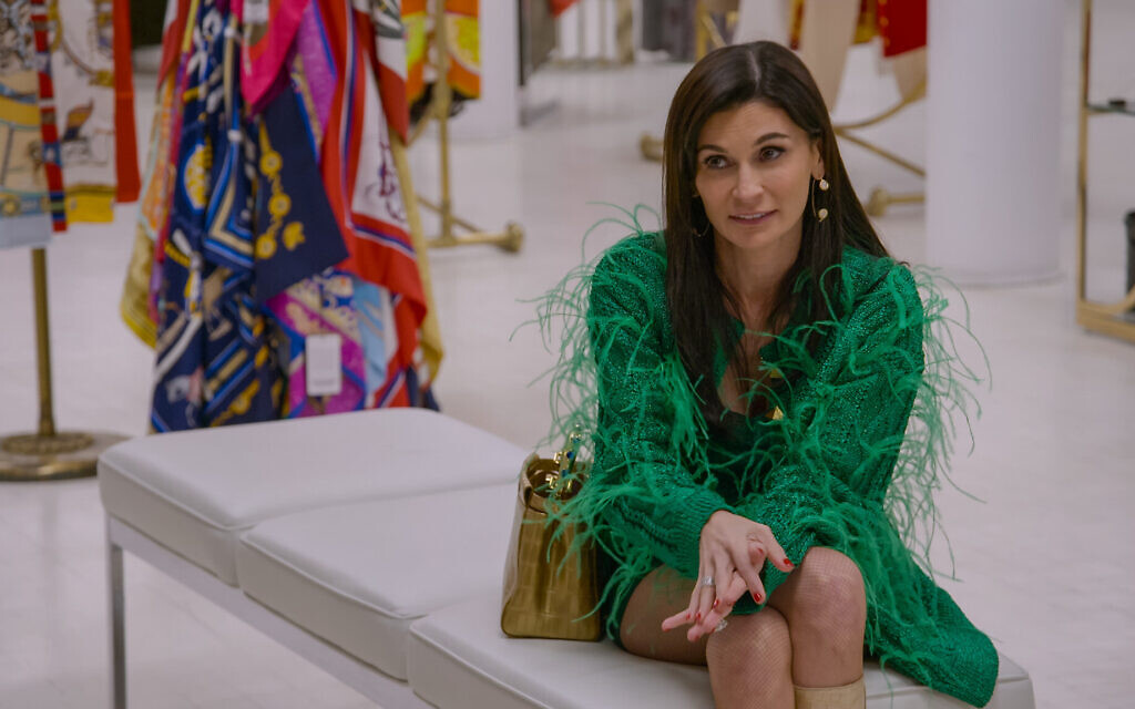 Julia Haart dans un épisode de la deuxième saison de 'My Unorthodox Life' sur Netflix. (Crédit : Netflix)