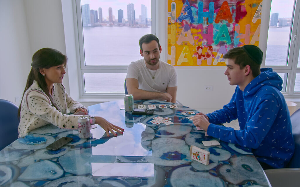 Julia Haart, avec ses enfants Shlomo et Aaron Hendler, dans la saisons 2 de My Unorthodox Life, sur Netflix. (Crédit : Netflix)