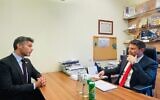 L'ambassadeur des EAU en Israël, Mohamed Al Khaja, rencontre le président de HaTzionout HaDatit, Bezalel Smotrich, au bureau de ce dernier à la Knesset, le 7 décembre 2022. (Autorisation)