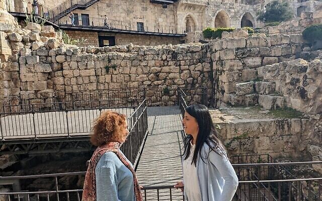 Jessica Lewinsky (à gauche) et Reut Kozak devant le mur hasmonéen construit il y a plus de 2 000 ans, à la Tour de David à Jérusalem, le 13 décembre 2022. (Crédit : Melanie Lidman/Times of Israel)