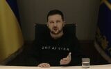 Photo d'illustration : Le président ukrainien, Volodymyr Zelensky, s'exprimant par vidéoconférence lors du sommet DealBook du New York Times, le 30 novembre 2022. (Crédit : Twitter)