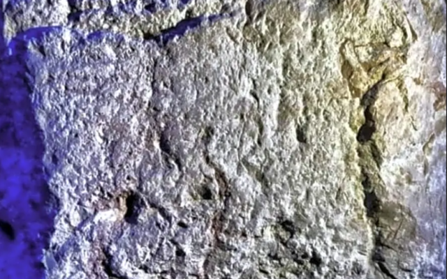 Photo du tunnel de Siloam, dans la Cité de David, dans lequel le Prof. Gershon Galil affirme avoir déchiffré les noms et actions du roi biblique Ezéchias de Judée. (Crédit : Eli Shukrun)