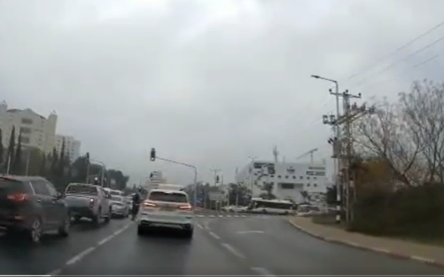 Un homme armé tire sur une voiture à Nazareth, le 14 décembre 2022. (Capture d'écran/Kan used in accordance with Clause 27a of the Copyright Law) Un homme armé tire sur une voiture à Nazareth, le 14 décembre 2022. (Capture d'écran/Kan used in accordance with Clause 27a of the Copyright Law)