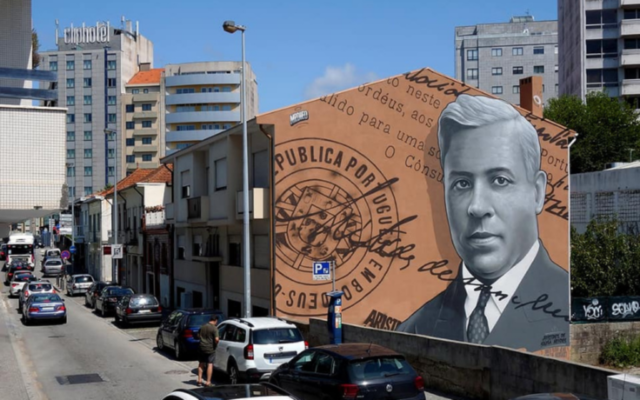 Une rue en l’honneur d'Aristides de Sousa Mendes, près de Porto, au Portugal, par Dr. Dheo (Crédit : Artistes 4 Israël) Une rue en l’honneur d'Aristides de Sousa Mendes, près de Porto, au Portugal, par Dr. Dheo (Crédit : Artistes 4 Israël)