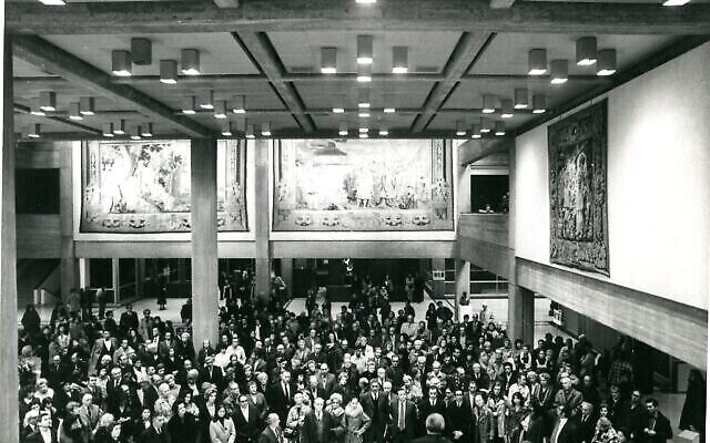 Ouverture, en 1971, du nouveau bâtiment du Musée d’art de Tel-Aviv, qui célébrera son 90e anniversaire les 30 et 31 décembre 2022. (Courtoisie : PR/Israel Sun) Ouverture, en 1971, du nouveau bâtiment du Musée d’art de Tel-Aviv, qui célébrera son 90e anniversaire les 30 et 31 décembre 2022. (Courtoisie : PR/Israel Sun)