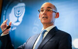 Le gouverneur de la Banque centrale d'Israël, Amir Yaron, s'exprimant lors d'une conférence de presse à Jérusalem, le 11 avril 2022. (Crédit : Flash90)
