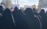 Des Iraniennes portant le hijab dans la région de Zahedan défilent alors que les manifestations contre la mort de Mahsa Amini continuent, le 2 décembre 2022. (Capture d'écran : Twitter/ Used in accordance with Clause 27a of the Copyright Law)