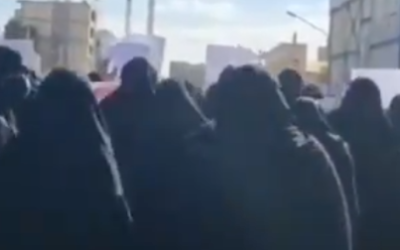 Des Iraniennes portant le hijab dans la région de Zahedan défilent alors que les manifestations contre la mort de Mahsa Amini continuent, le 2 décembre 2022. (Capture d'écran : Twitter/ Used in accordance with Clause 27a of the Copyright Law)
