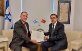 Sakir Ozkan Torunlar, à droite, présentant une copie de sa lettre de créance à Gil Haskel, chef du protocole d'État du ministère des Affaires étrangères, le 1er décembre 2022. (Crédit : Ministère des Affaires étrangères)