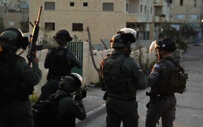 Des agents de la police des frontières se heurtent à des Palestiniens dans le camp de réfugiés d'Aida, près du tombeau de Rachel, aux abords de Jérusalem, le 5 décembre 2022. (Crédit : Police israélienne)