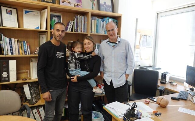 Mekrit Malachi avec ses parents (à gauche) et le Dr Nevo Margali du centre hospitalier Shaare Zedek (Crédit : hôpital Shaare Zedek). Mekrit Malachi avec ses parents (à gauche) et le Dr Nevo Margali du centre hospitalier Shaare Zedek (Crédit : hôpital Shaare Zedek).