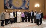 Le pape François reçoit les familles israéliennes de détenus à Gaza, au Vatican, le 21 décembre 2022. (Crédit : Ambassade d’Israël au Vatican)