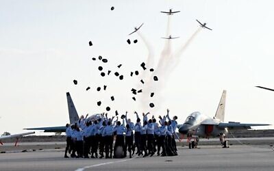 Des pilotes de l'armée de l'Air israélienne lançant leurs casquettes en l'air lors d'une cérémonie de remise de diplômes sur la base aérienne de Hatzerim, le 28 décembre 2022. (Crédit : Haïm Zach/Bureau du Premier ministre) Des pilotes de l'armée de l'Air israélienne lançant leurs casquettes en l'air lors d'une cérémonie de remise de diplômes sur la base aérienne de Hatzerim, le 28 décembre 2022. (Crédit : Haïm Zach/Bureau du Premier ministre)