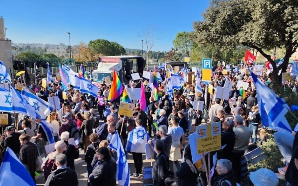 Des manifestants protestent contre le nouveau gouvernement religieux de droite investi le 29 décembre 2022. (Crédit : Jeremy Sharon/Times of Israel)