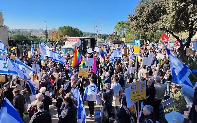Des manifestants protestent contre le nouveau gouvernement religieux de droite investi le 29 décembre 2022. (Crédit : Jeremy Sharon/Times of Israel)