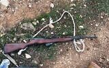 Fusil d’assaut SKS utilisé par un tireur palestinien dans une fusillade contre un poste militaire près de l'implantation d’Ofra, en Cisjordanie, le 7 décembre 2022. (Crédit : Armée israélienne)