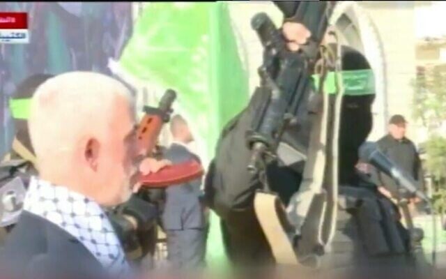 Un membre masqué du Hamas brandit le fusil du soldat israélien Hadar Goldin sous les yeux de Yahya Sinwar, chef du groupe terroriste à Gaza, le 14 décembre 2022. (Capture d'écran) Un membre masqué du Hamas brandit le fusil du soldat israélien Hadar Goldin sous les yeux de Yahya Sinwar, chef du groupe terroriste à Gaza, le 14 décembre 2022. (Capture d'écran)