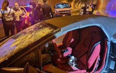 La scène d'une tentative d'assassinat présumée sur la Route 6, près de l'échangeur de Ben Shemen, le 6 décembre 2022. (Crédit :  Police israélienne)