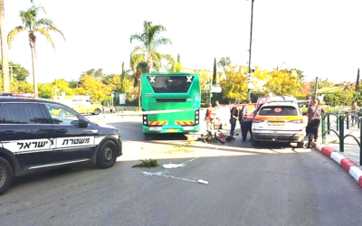 Le site d'un accident de voiture à Mazkeret Batya, dans le centre d'Israël, le 9 décembre 2022. (Crédit : United Hatzalah)