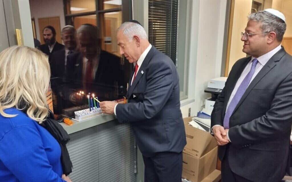 Le Premier ministre désigné, Benjamin Netanyahu, allumant des bougies de Hanoukka avec son épouse Sara et le futur ministre de la Sécurité nationale, Itamar Ben Gvir, le 21 décembre 2022. (Crédit : Youtube)