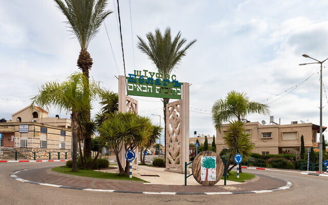 L'entrée de la ville circassienne de Kfar Kama avec l'inscription "Bienvenue" écrite en hébreu et en circassien, au mois de décembre 2020. (Crédit : svarshik via iStock by Getty Images) L'entrée de la ville circassienne de Kfar Kama avec l'inscription "Bienvenue" écrite en hébreu et en circassien, au mois de décembre 2020. (Crédit : svarshik via iStock by Getty Images)