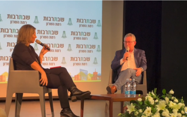 L’ex-directeur du renseignement du Mossad, Zohar Palti, s’entretient avec la correspondante politique du Times of Israel, Tal Schneider, lors d’un événement à Ramat Hasharon, le 24 décembre 2022. (Crédit : Zman Israel) L’ex-directeur du renseignement du Mossad, Zohar Palti, s’entretient avec la correspondante politique du Times of Israel, Tal Schneider, lors d’un événement à Ramat Hasharon, le 24 décembre 2022. (Crédit : Zman Israel)