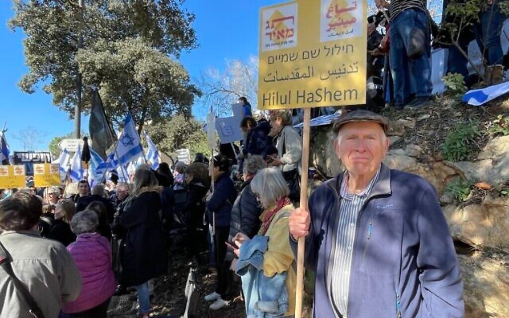 Bernard ‘Buddy’ Green de Jérusalem participe à une manifestation contre le nouveau gouvernement religieux de droite investi le 29 décembre 2022. (Crédit : Jeremy Sharon/Times of Israel)