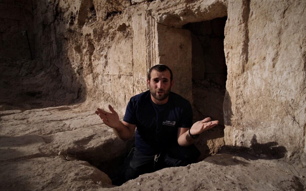 Zvi Firer, de l'Autorité des Antiquités d'Israël, dans la grotte de Lachish dédiée à Salomé, la sage-femme de Jésus. (Crédit : Emil Aladjem/ Autorité des antiquités d'Israël)