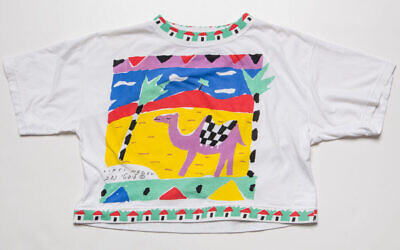 Un T-shirt Lipti de Ruth Adler datant de 1987 avec un motif évoquant le Neguev, visible dans le cadre d’une exposition à l’Holon Institute of Technology jusqu’en février 2023 (Avec la permission de Jessie Millens)