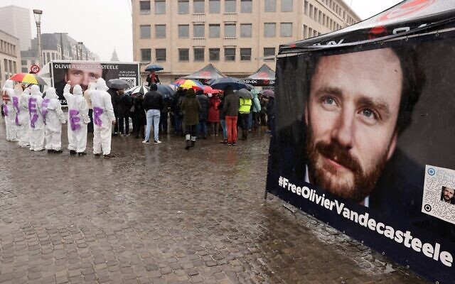 Des manifestants portent des vêtements sur lesquels on peut lire "Free Olivier" lors d'une manifestation de solidarité avec le travailleur humanitaire belge Olivier Vandecasteele à Bruxelles, le 25 décembre 2022. (Crédit : François Walschaerts/AFP) Des manifestants portent des vêtements sur lesquels on peut lire "Free Olivier" lors d'une manifestation de solidarité avec le travailleur humanitaire belge Olivier Vandecasteele à Bruxelles, le 25 décembre 2022. (Crédit : François Walschaerts/AFP)