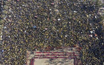 Une photo aérienne montre des Palestiniens participant à un rassemblement marquant le 58e anniversaire de la fondation du mouvement Fatah, dans la ville de Gaza, le 31 décembre 2022. (Crédit : Mahmud Hams/AFP)