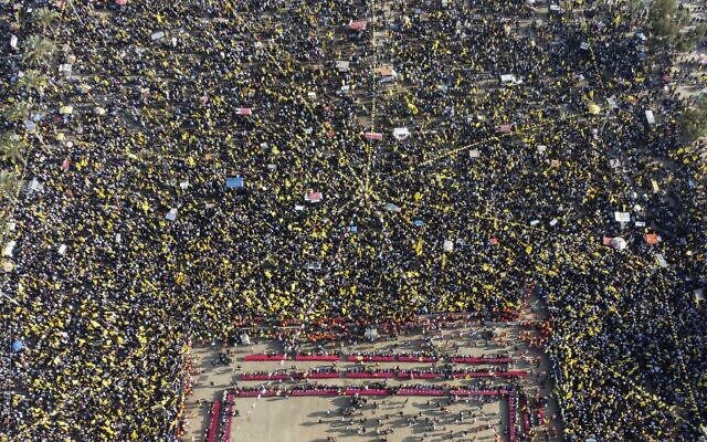 Une photo aérienne montre des Palestiniens participant à un rassemblement marquant le 58e anniversaire de la fondation du mouvement Fatah, dans la ville de Gaza, le 31 décembre 2022. (Crédit : Mahmud Hams/AFP)