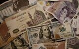 Des billets de banque en livres égyptiennes, en livres sterling et en dollars américains, le 25 août 2022. (Crédit : par Khaled DESOUKI / AFP)