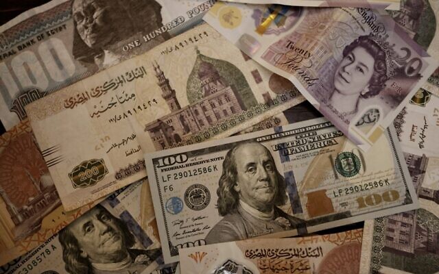 Des billets de banque en livres égyptiennes, en livres sterling et en dollars américains, le 25 août 2022. (Crédit : par Khaled DESOUKI / AFP) Des billets de banque en livres égyptiennes, en livres sterling et en dollars américains, le 25 août 2022. (Crédit : par Khaled DESOUKI / AFP)