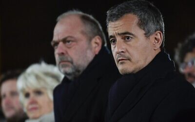 Le ministre français de l'Intérieur Gérald Darmanin et le ministre français de la Justice Eric Dupond-Moretti assistent à une cérémonie commémorative marquant le 8e anniversaire de l'attaque terroriste islamiste meurtrière de 2015 contre le supermarché juif Hyper Cacher à Paris, le 9 janvier 2023. (Crédit : JULIEN DE ROSA / AFP)