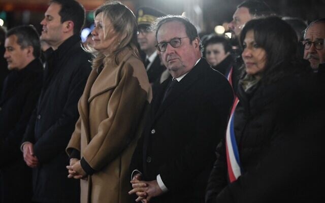 La maire de Paris Anne Hidalgo (à droite), l'ancien président français François Hollande (2e à droite), la présidente de l'Assemblée nationale française Yael Braun-Pivet (3e à droite), le président du Conseil représentatif des institutions juives de France (CRIF) Yonathan Arfi (4e à droite) et le directeur exécutif du CRIF Robert Ejnes assiste à une cérémonie commémorative marquant le 8e anniversaire de l'attaque terroriste meurtrière islamiste de 2015 contre le supermarché juif Hyper Cacher à Paris, le 9 janvier 2023. (Crédit : JULIEN DE ROSA / AFP)