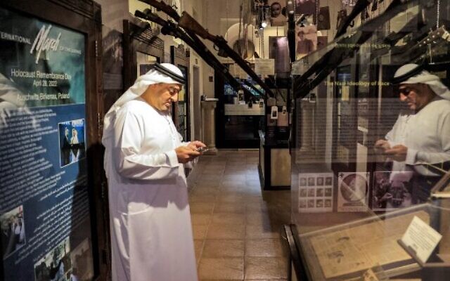 Ahmed al-Mansoori, directeur du "Musée du carrefour des civilisations", montrant aux visiteurs la galerie de la Shoah dans l'établissement à Dubaï, le 11 janvier 2023. (Crédit : Karim Sahib/AFP) Ahmed al-Mansoori, directeur du "Musée du carrefour des civilisations", montrant aux visiteurs la galerie de la Shoah dans l'établissement à Dubaï, le 11 janvier 2023. (Crédit : Karim Sahib/AFP)