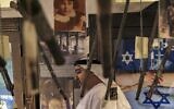 Ahmed al-Mansoori, directeur du "Musée du carrefour des civilisations", montre aux visiteurs la galerie de la Shoah dans l'établissement à Dubaï, le 11 janvier 2023. (Crédit : Karim SAHIB / AFP)