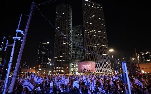 Des manifestants israéliens assistent à un rassemblement contre le nouveau gouvernement du Premier ministre Benjamin Netanyahu dans la ville côtière de Tel Aviv, le 21 janvier 2023. (Crédit : AHMAD GHARABLI / AFP)