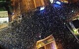 Des manifestants israéliens assistant à un rassemblement contre le sixième gouvernement du Premier ministre Benjamin Netanyahu dans la ville côtière de Tel Aviv, le 21 janvier 2023. (Crédit : Jack Guez/AFP)