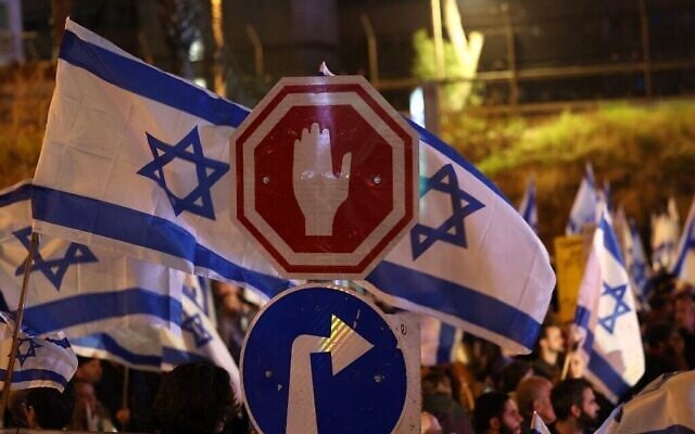 Des manifestants israéliens assistent à un rassemblement contre le nouveau gouvernement du Premier ministre Benjamin Netanyahu dans la ville côtière de Tel Aviv, le 21 janvier 2023. (Crédit : AHMAD GHARABLI / AFP)